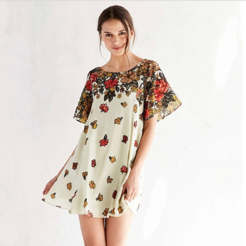 UO Kimchi Blue Floral Shift Dress w/ Keyhole Back